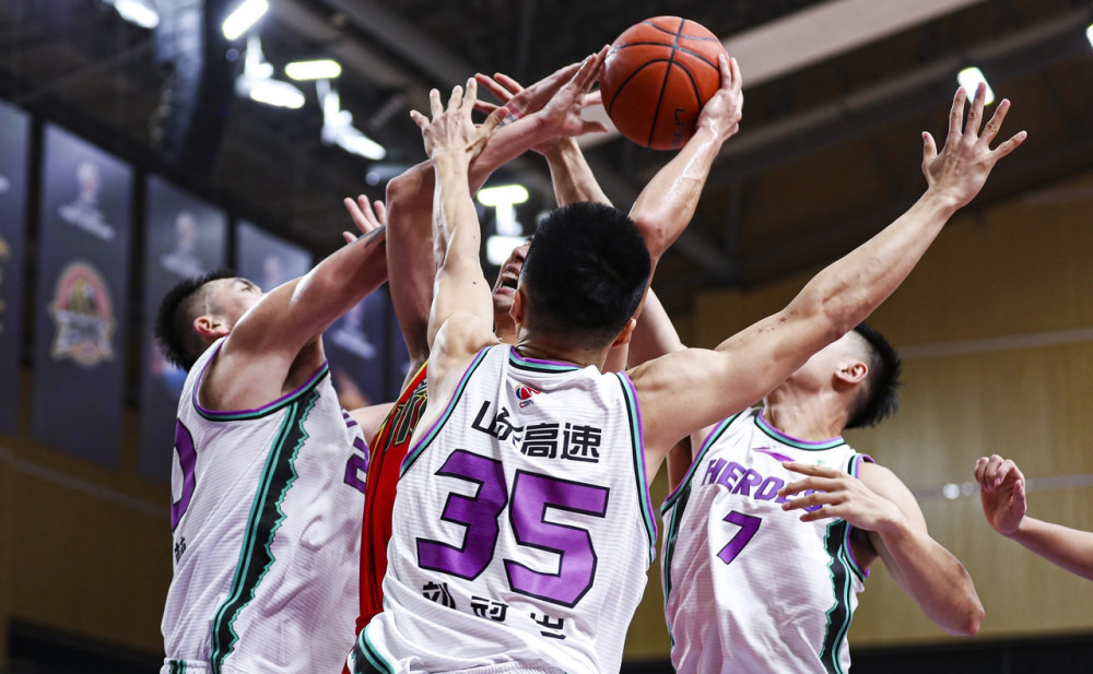 包含CBA常规赛国际比赛日走向成谜，尼斯伤情更新，更衣室稳定，赛季目标并未改变的词条