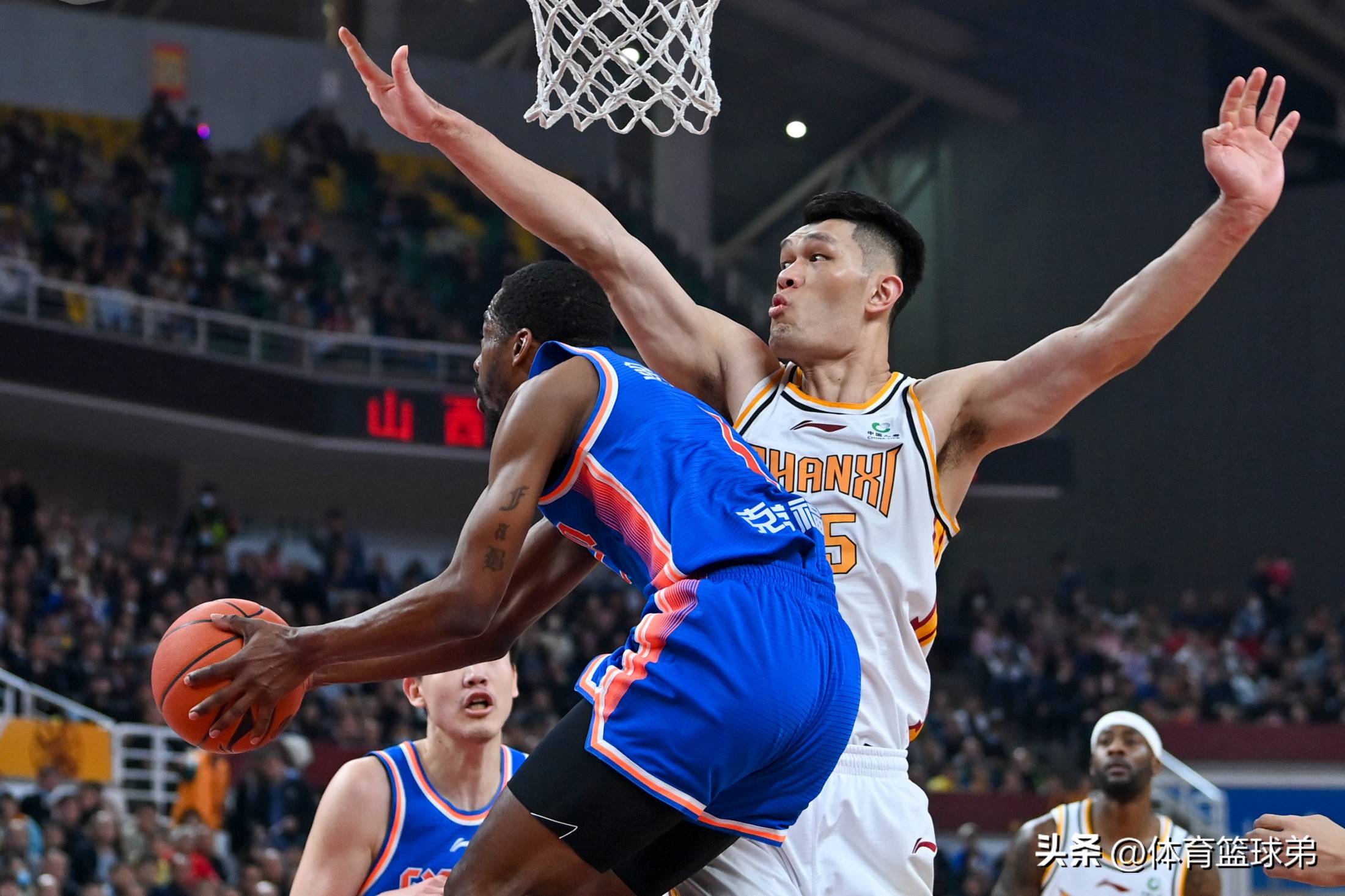 关于冲刺阶段突围战来临，山东男篮围绕中超迎来里程碑，引发热议，轮换策略成焦点的信息