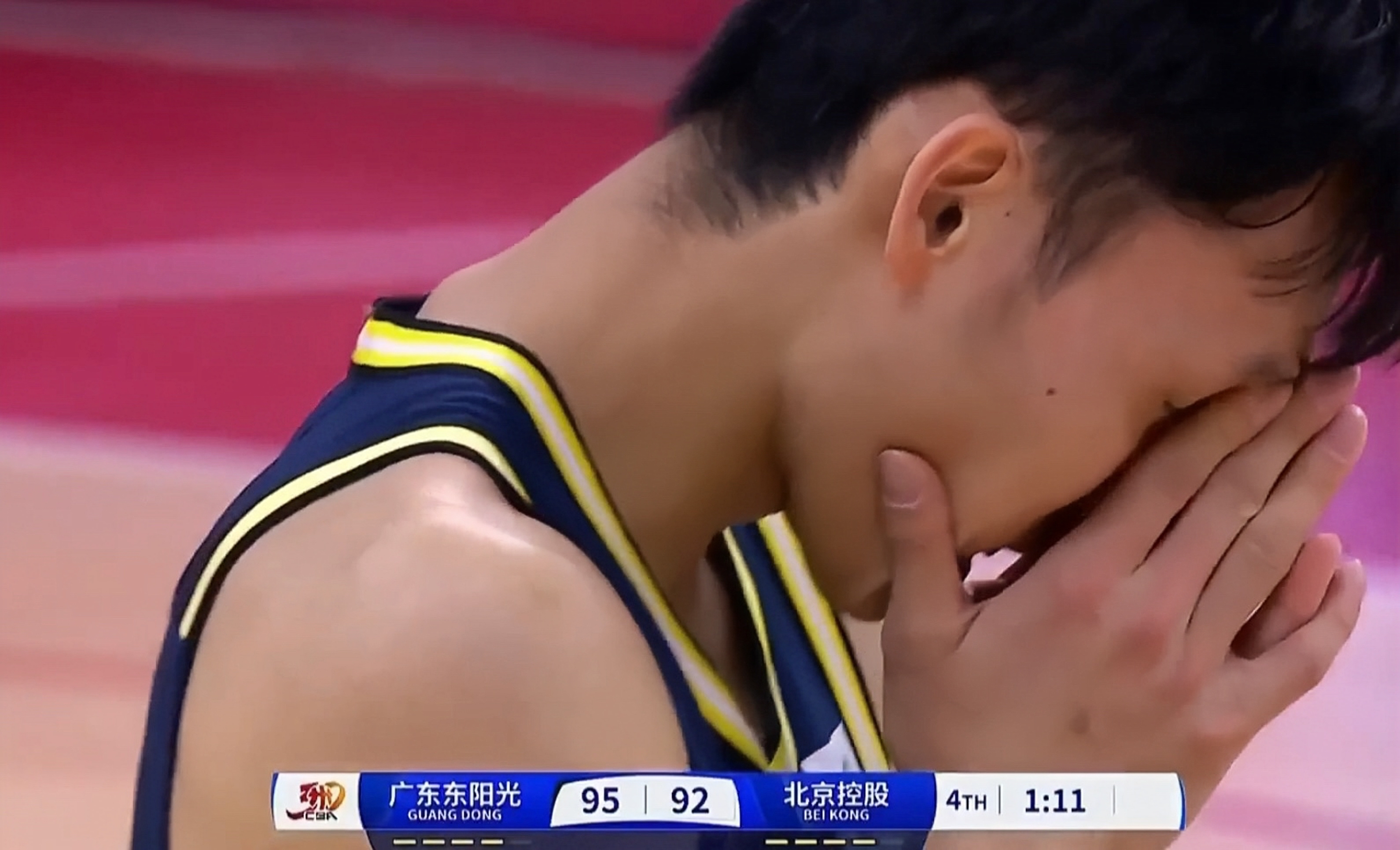 西汉姆门线救险备战CBA常规赛密尔沃基雄鹿集结日防线松动，现场解说直呼：莱万多夫斯基连续五场比赛得分超过险胜的简单介绍爱游戏app