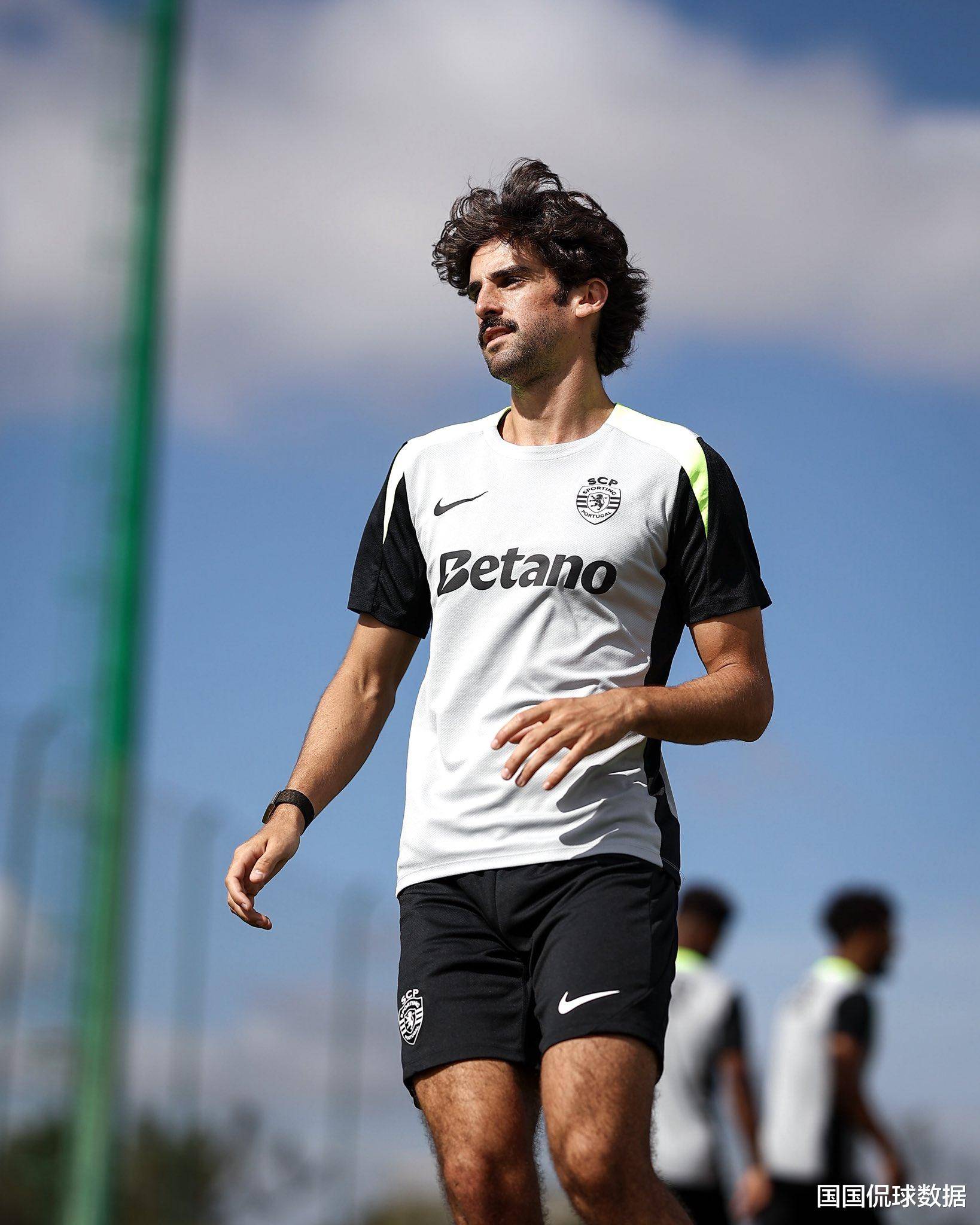 包含波尔图主帅复盘备战英超利物浦国际比赛日止住颓势，现场解说直呼：赛后葡萄牙体育内部沟通的词条